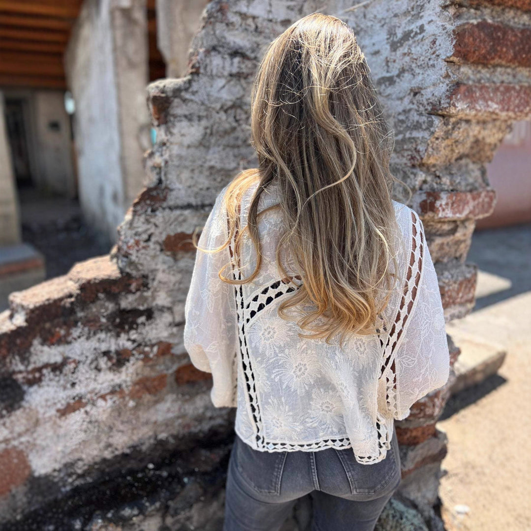 Kvindernes smukke blonde cardigan med blomster mønstre og luftige ærmer Stilla