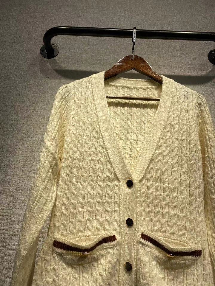 Dame strikjakke med struktureret design og elegante knapper Stilla