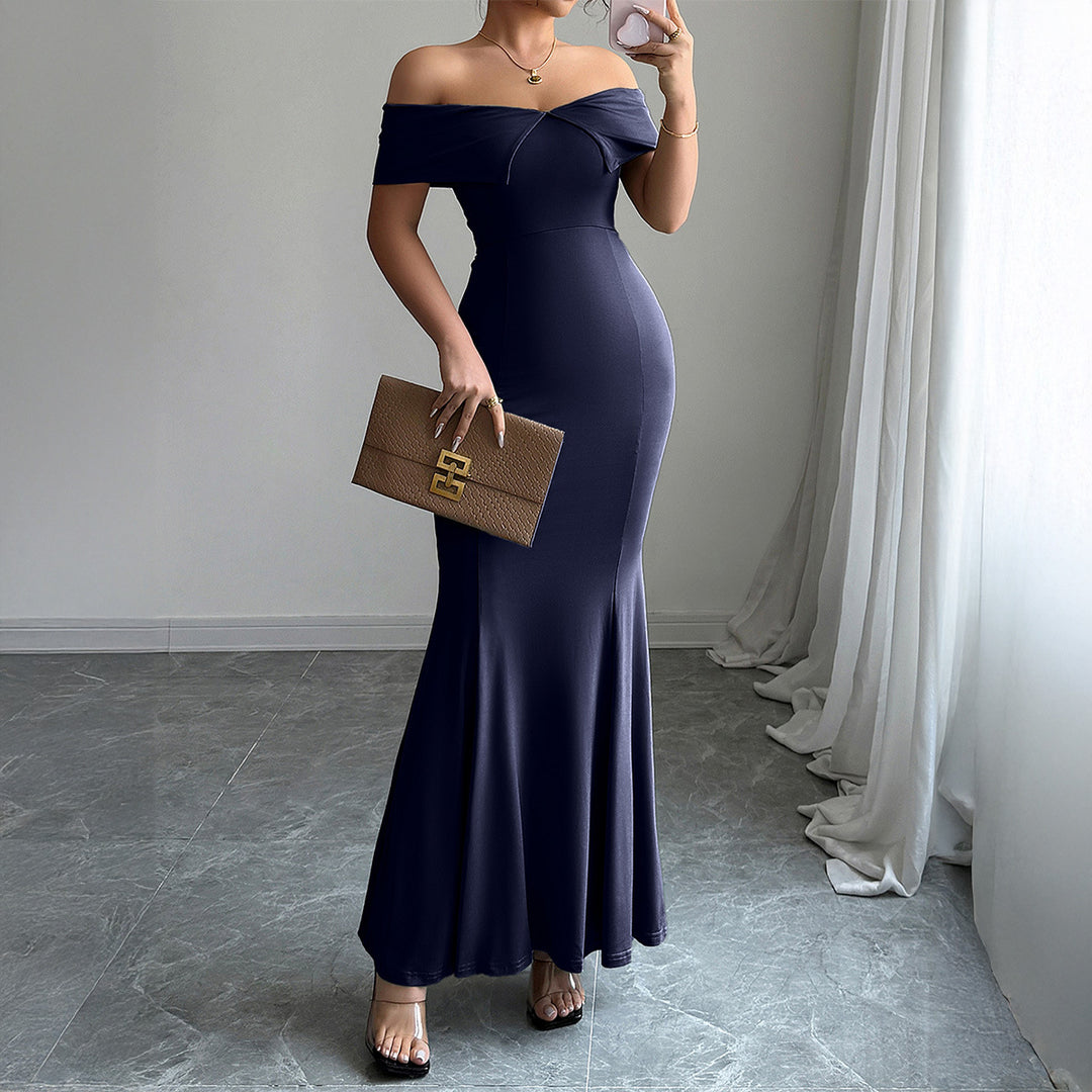 Dame elegant og yndefuldt aftenkjole med off-shoulder design Stilla