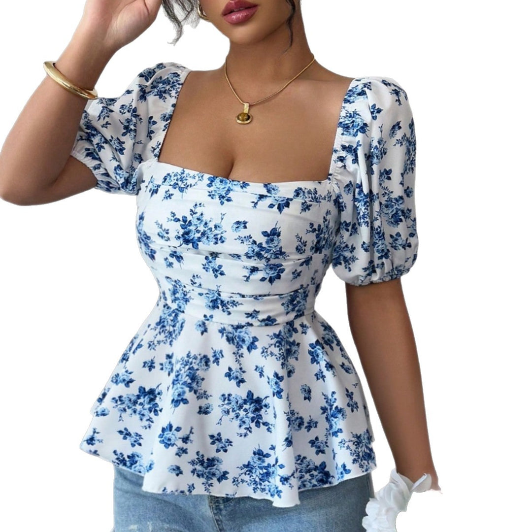 Damebluse med volang og blomsterdesign Stilla