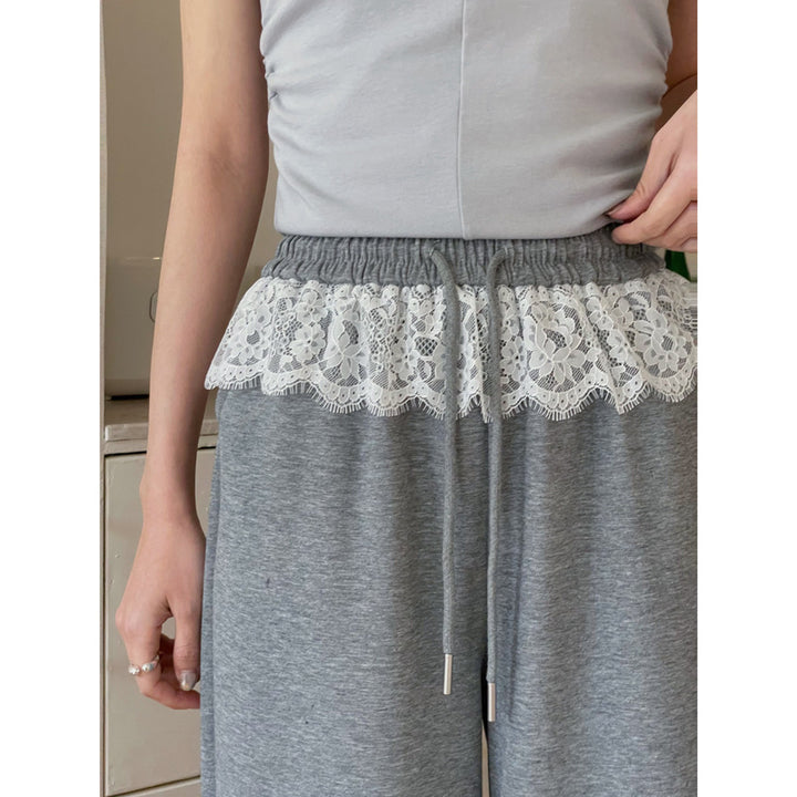 Dame løs fritidshose med elastisk talje og fin spidsapplikation Stilla