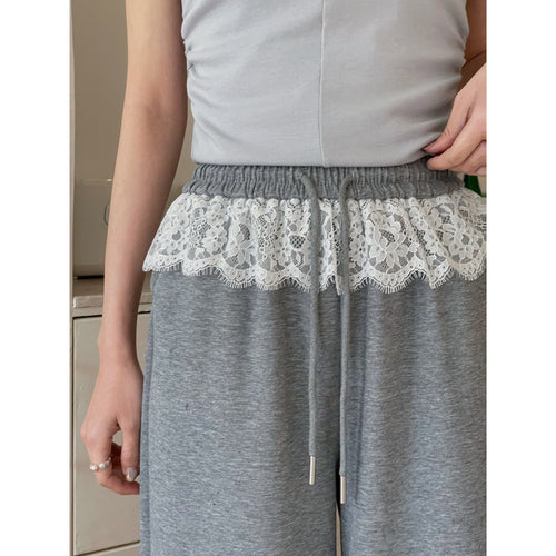 Dame løs fritidshose med elastisk talje og fin spidsapplikation Stilla