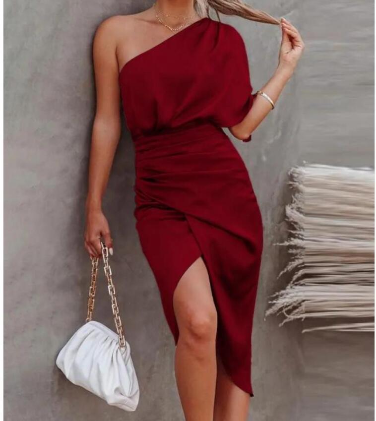 Dame One-Shoulder Satin Midi Kjole med Side Slids og Vikkedetalje Stilla