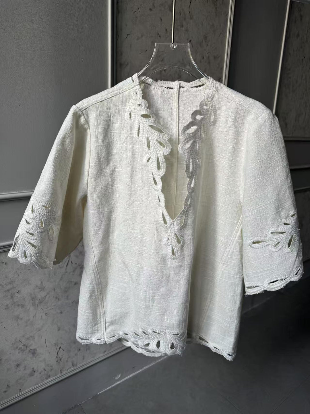 Damebluse med kunstneriske spidsudsmykninger og V-udskæring Stilla