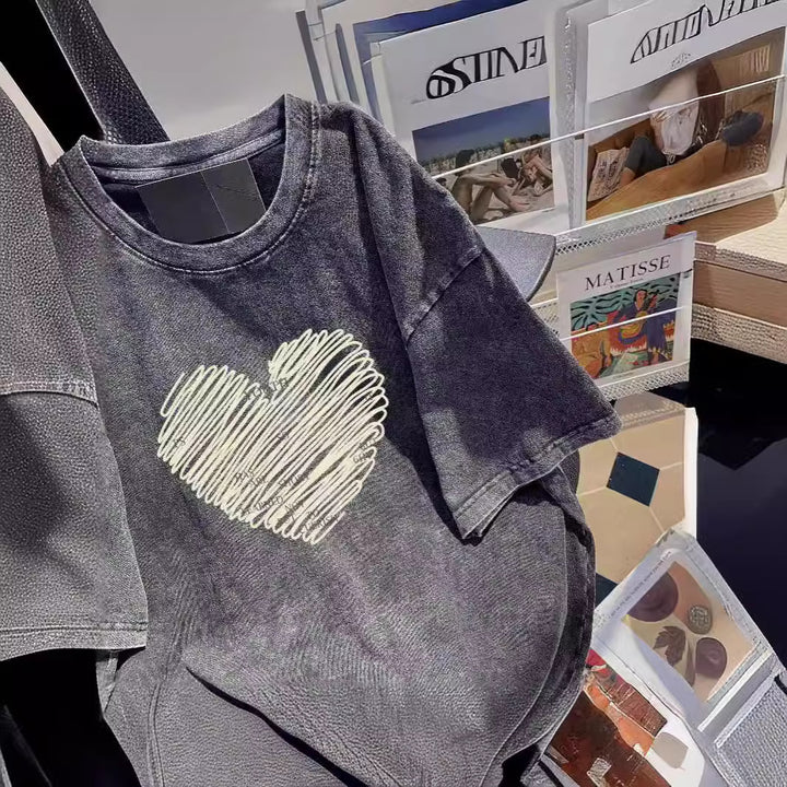 Dame T-shirt med kreativt hjerte-motiv og inspirerende slogan Stilla