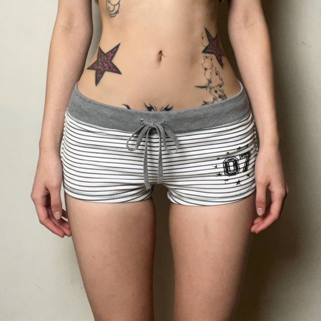 Dame bomulds shorts med komfortabelt gummibånd og trendy stribemønster Skovae