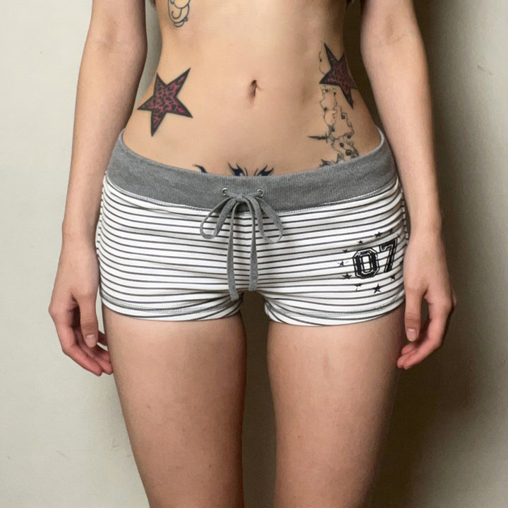 Dame bomulds shorts med komfortabelt gummibånd og trendy stribemønster Skovae