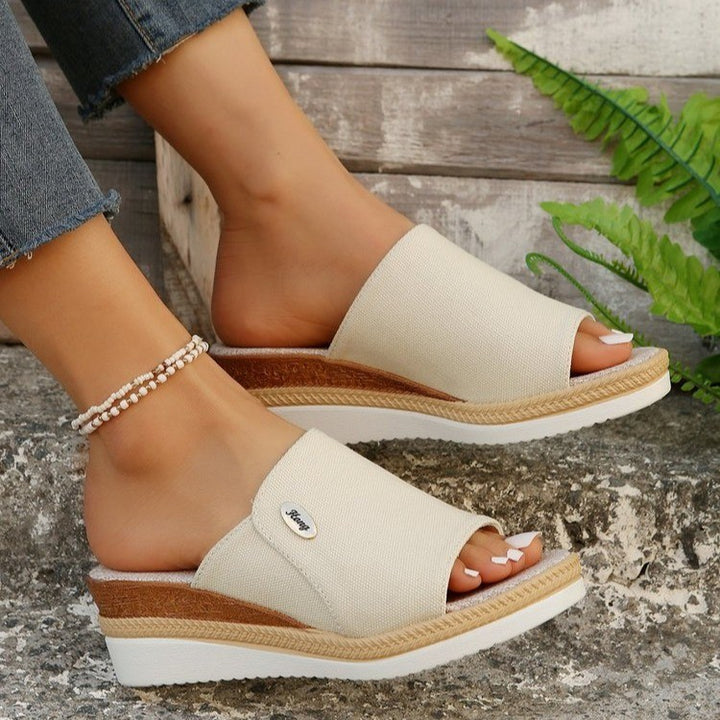 Dame Wedge-sandaler med praktisk kryds-design og komfortabelt fodseng Stilla