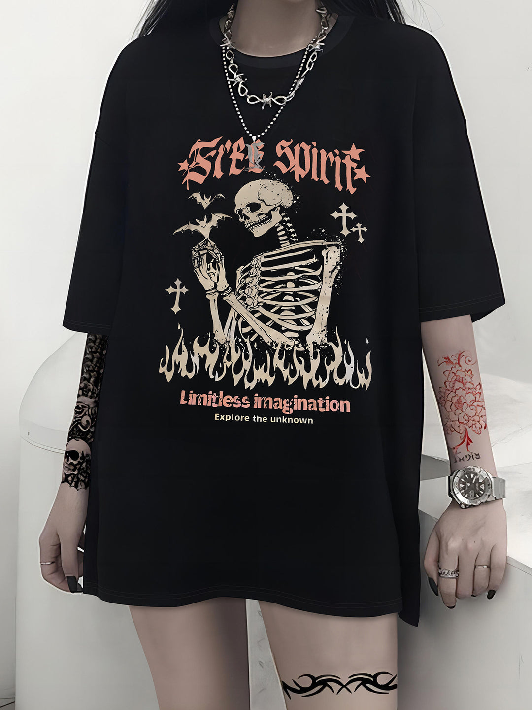 Dame T-shirt med kunstnerisk skeletmotiv og unikt tryk Skovae