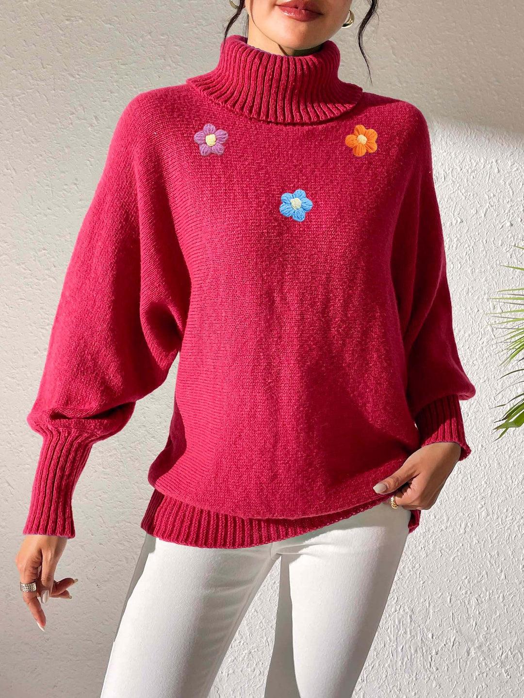 Dame moderigtigt strikpullover med høj krave og farverige blomsterapplikationer Stilla