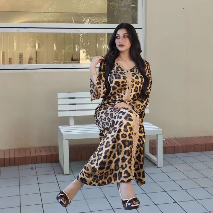 Dame Kaftan-kjole med trendy leopardmønster og elegant snit Stilla