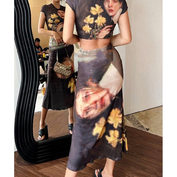 Dame cropped T-shirt med kunstnerisk tryk og tætsiddende pasform Skovae