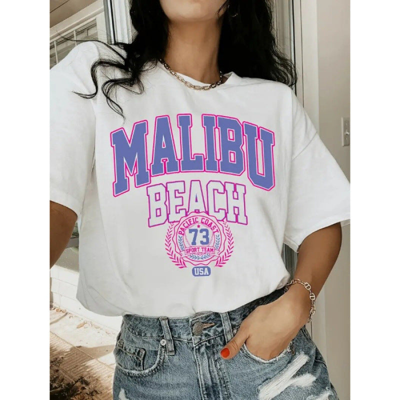 Dame Fashion T-shirt med sporty Malibu Beach print Stilla