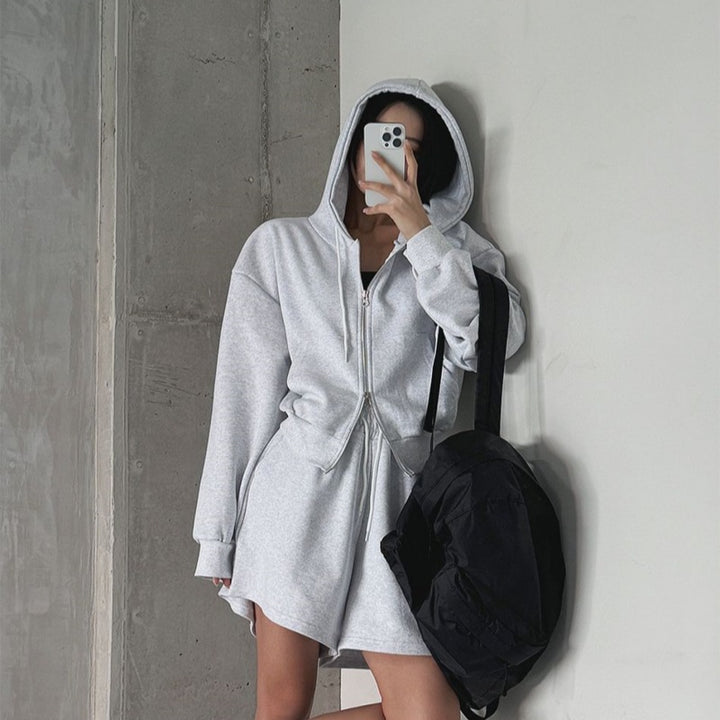 Damer sporty loungewear sæt med hættejakke og shorts Stilla
