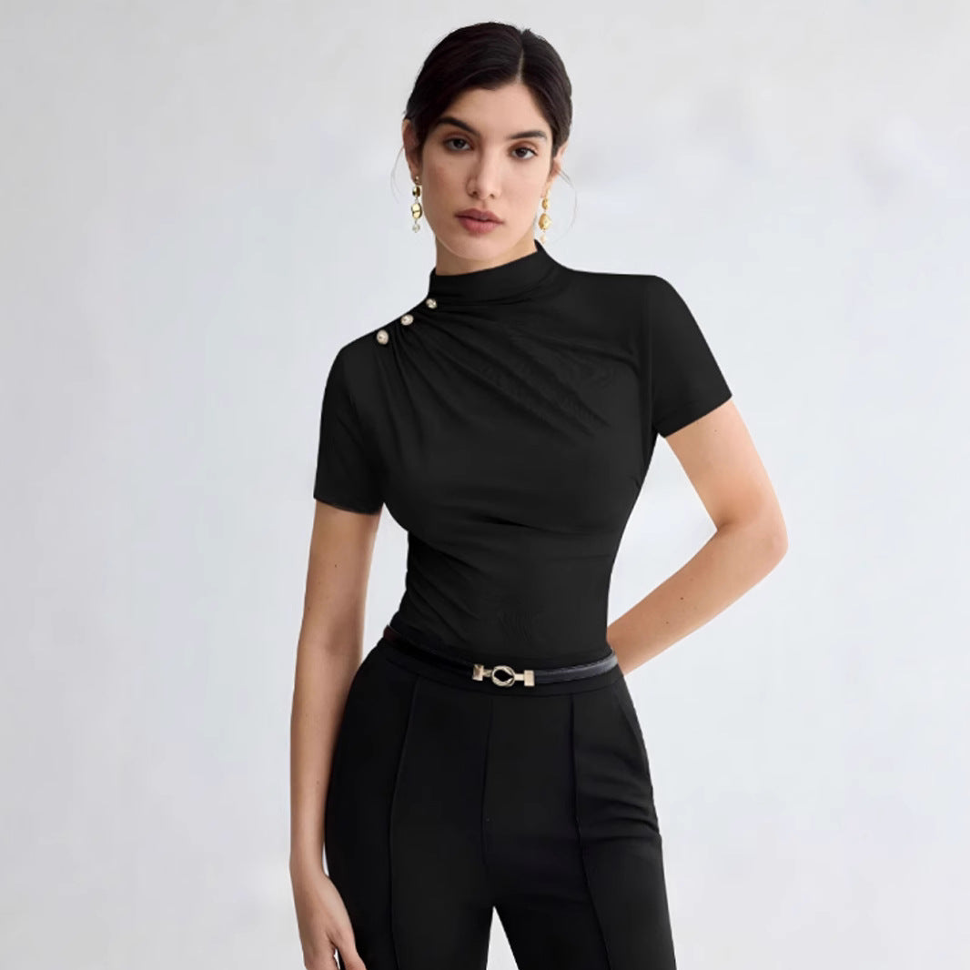 Dame elegant top med dekorative knapdetaljer og moderne ståkrave Skovae