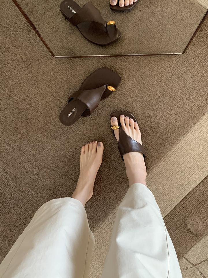 Femme Cross-Strap Slide Sandaler med elegant spænde-detalje Stilla