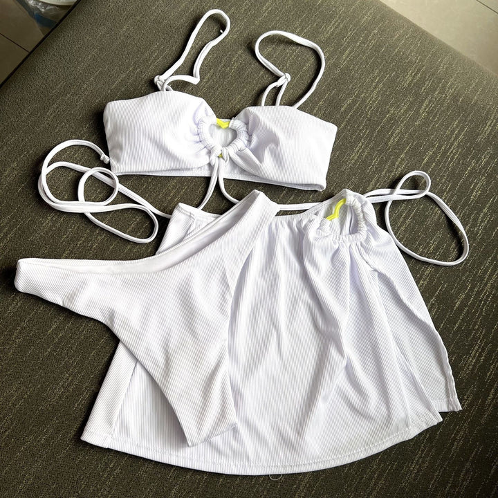 Dame bikini sæt med elegant knapdetalje og høj benudskæring Skovae