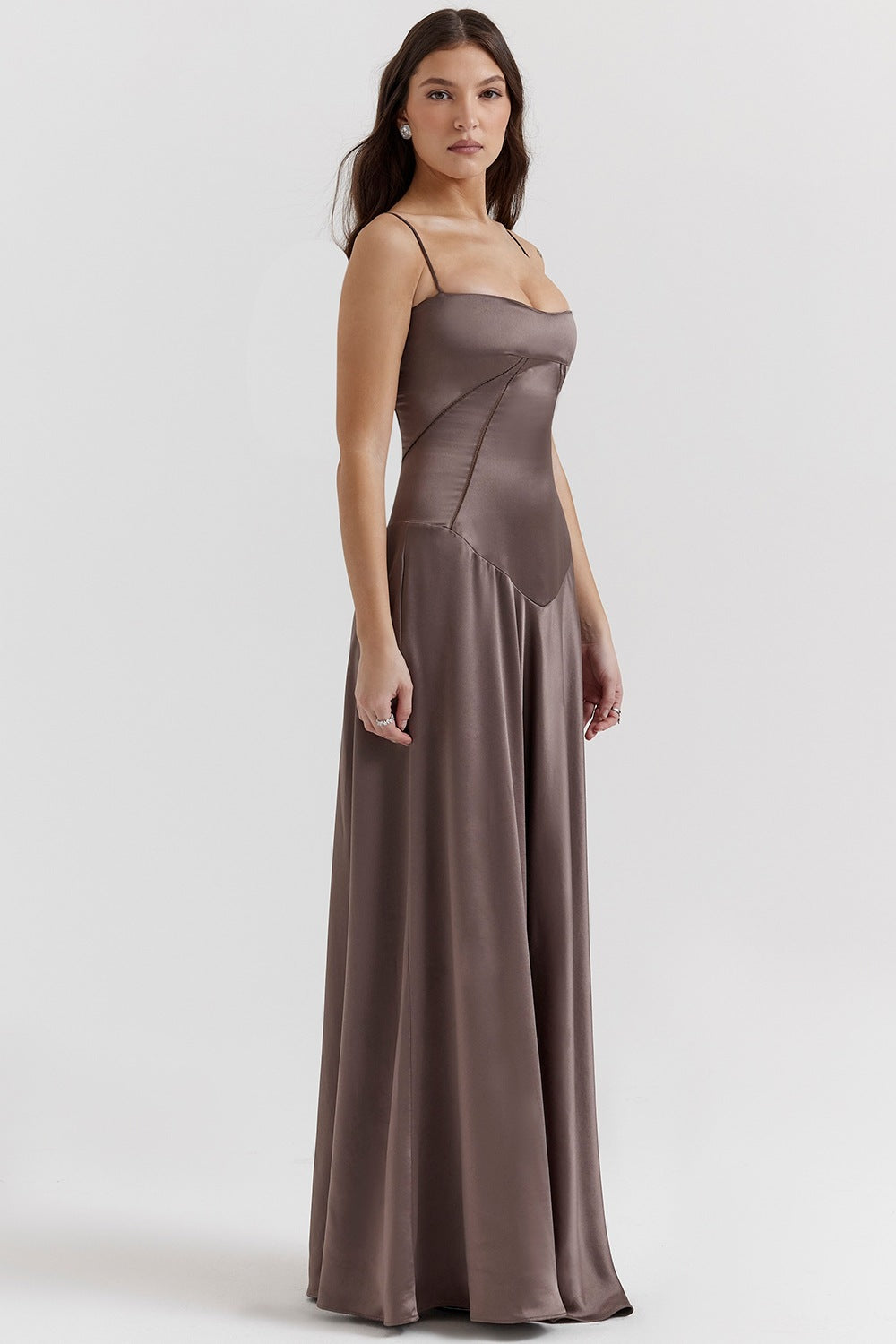 Kvinders elegante satin maxi kjole med slanke stropper og figursyget snit Stilla