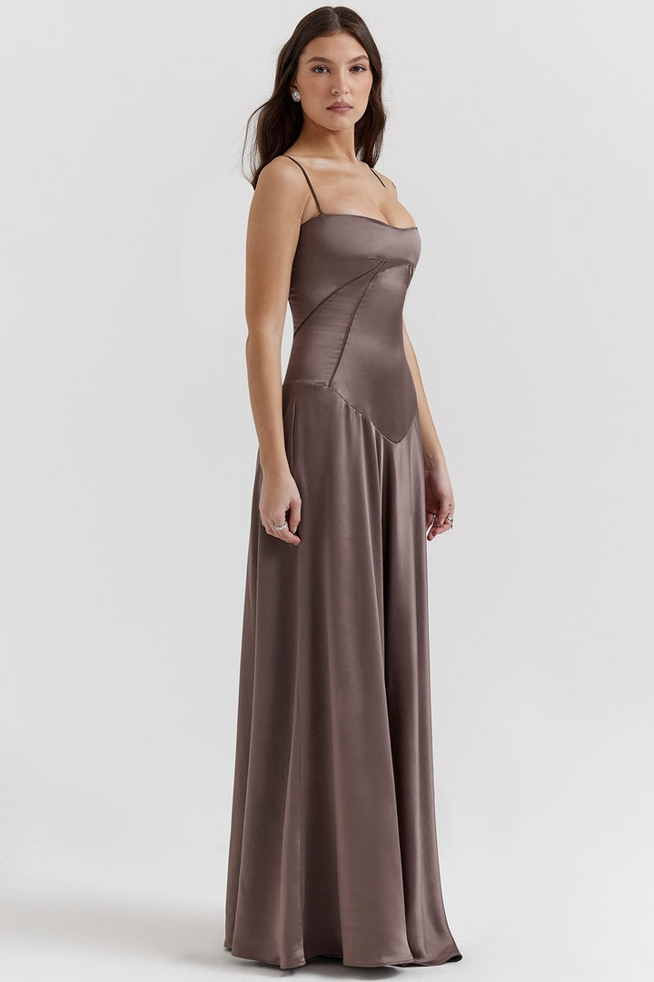 Kvinders elegante satin maxi kjole med slanke stropper og figursyget snit Stilla