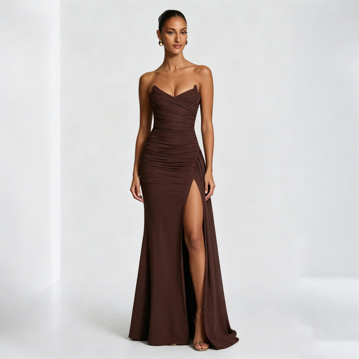 Dame Elegant og figursyet aftenkjole med asymmetrisk draperinger Skovae