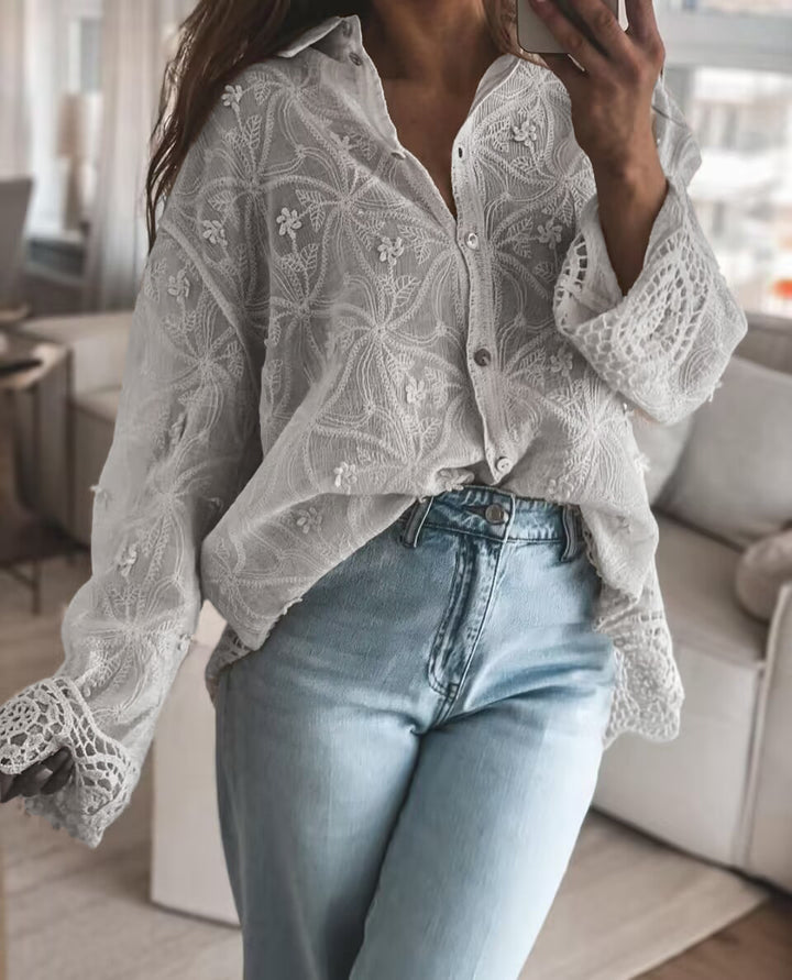 Dame blusset spidsbluse med florale broderier og afslappet snit Stilla