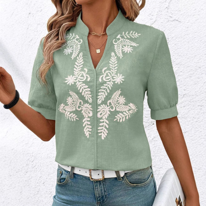 Dame elegant kortærmet bluse med blomstret broderimønster Stilla