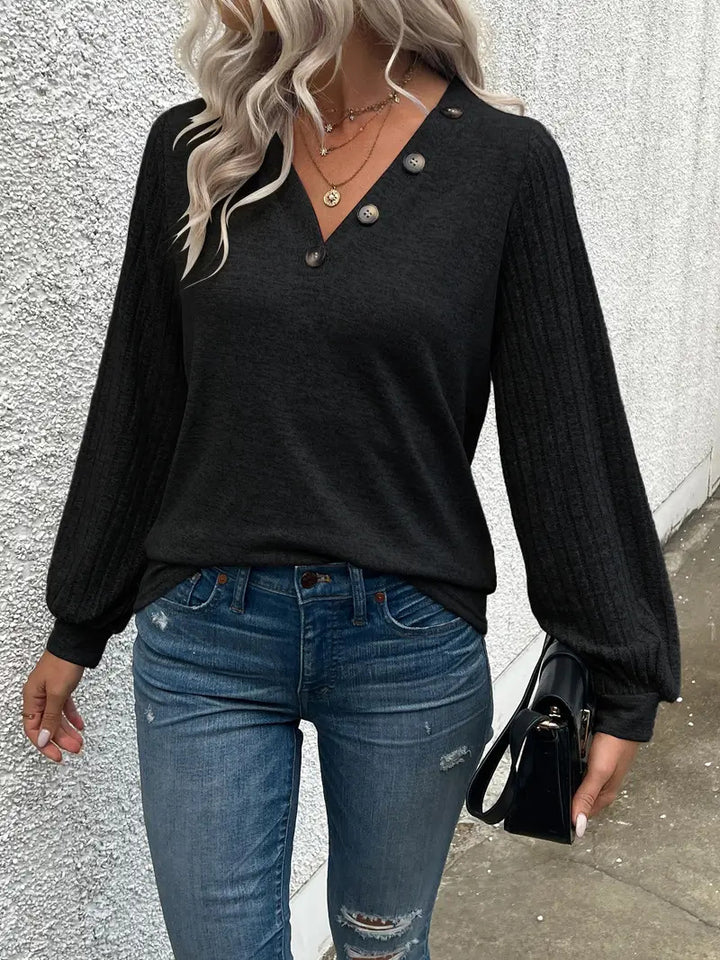 Dame V-hals sweater med knapdetalje og strukturerede ærmer Stilla