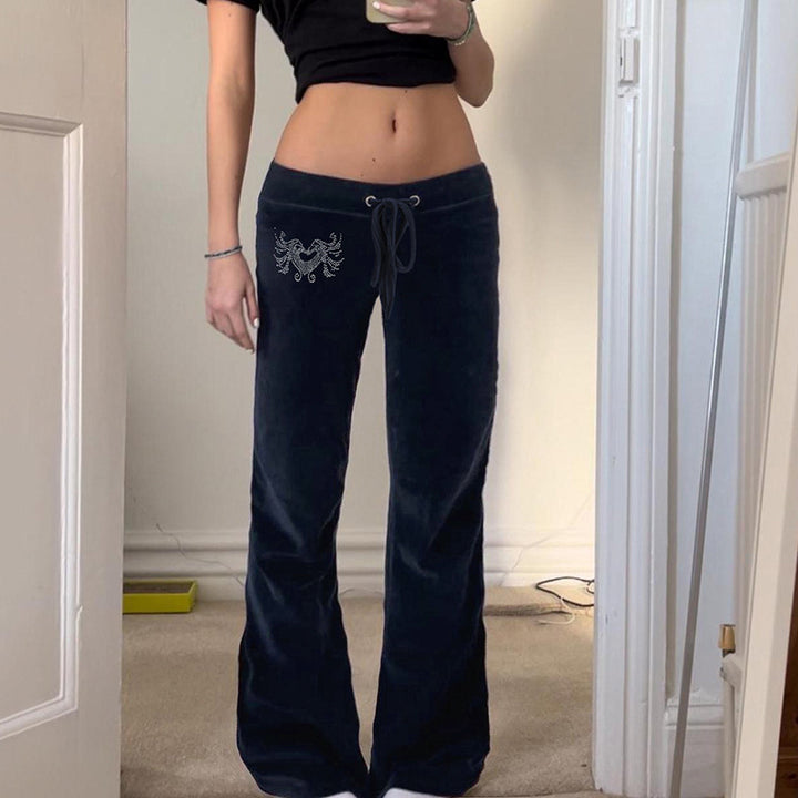 Dame-sweatpants i afslappet flared-design med trendy broderier Skovae
