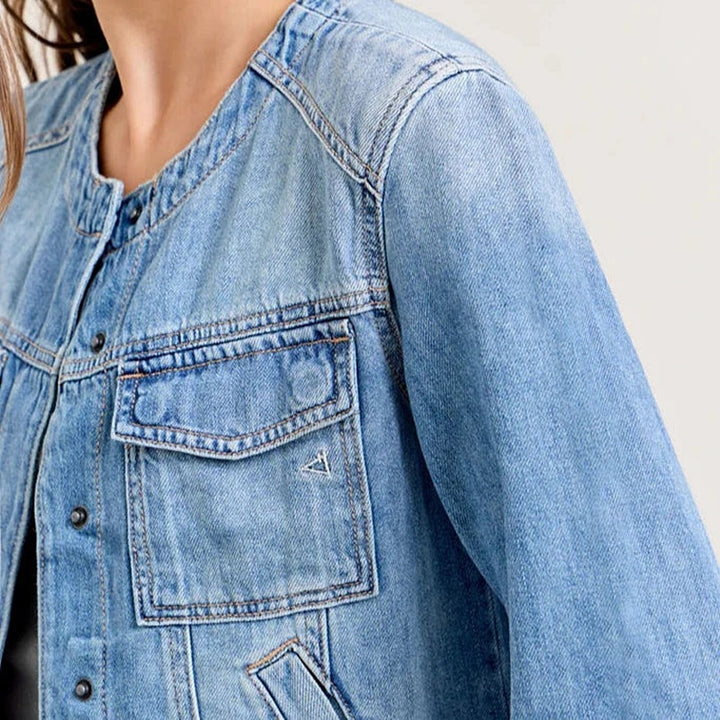 Kvinders denimjakke med cropped snit og praktiske lommer Stilla