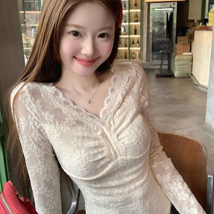Kvinders blonder bluse med V-hals og ruffles detaljer Stilla