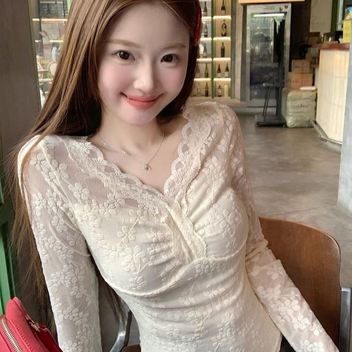 Kvinders blonder bluse med V-hals og ruffles detaljer Stilla