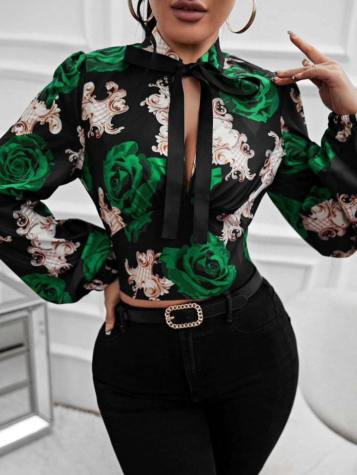 Damebluse med sløjfekrave og blomstret design Stilla