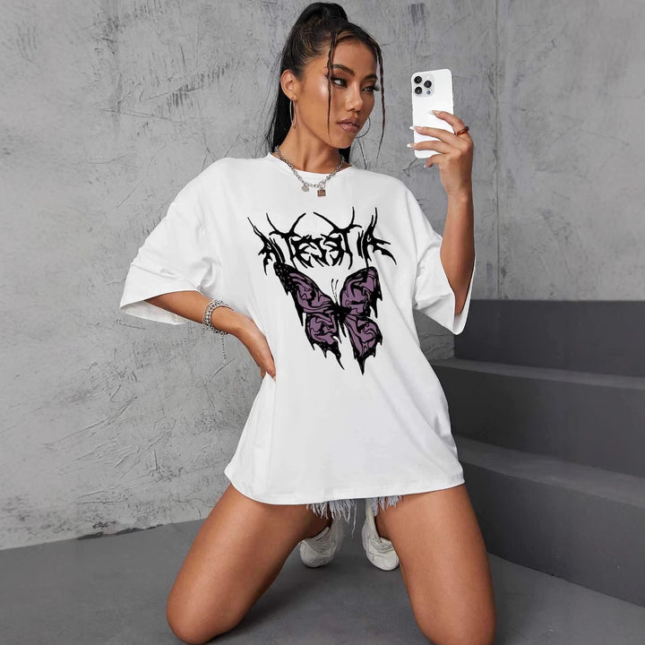Damer oversized T-shirt med kreativ sommerfugledesign Skovae