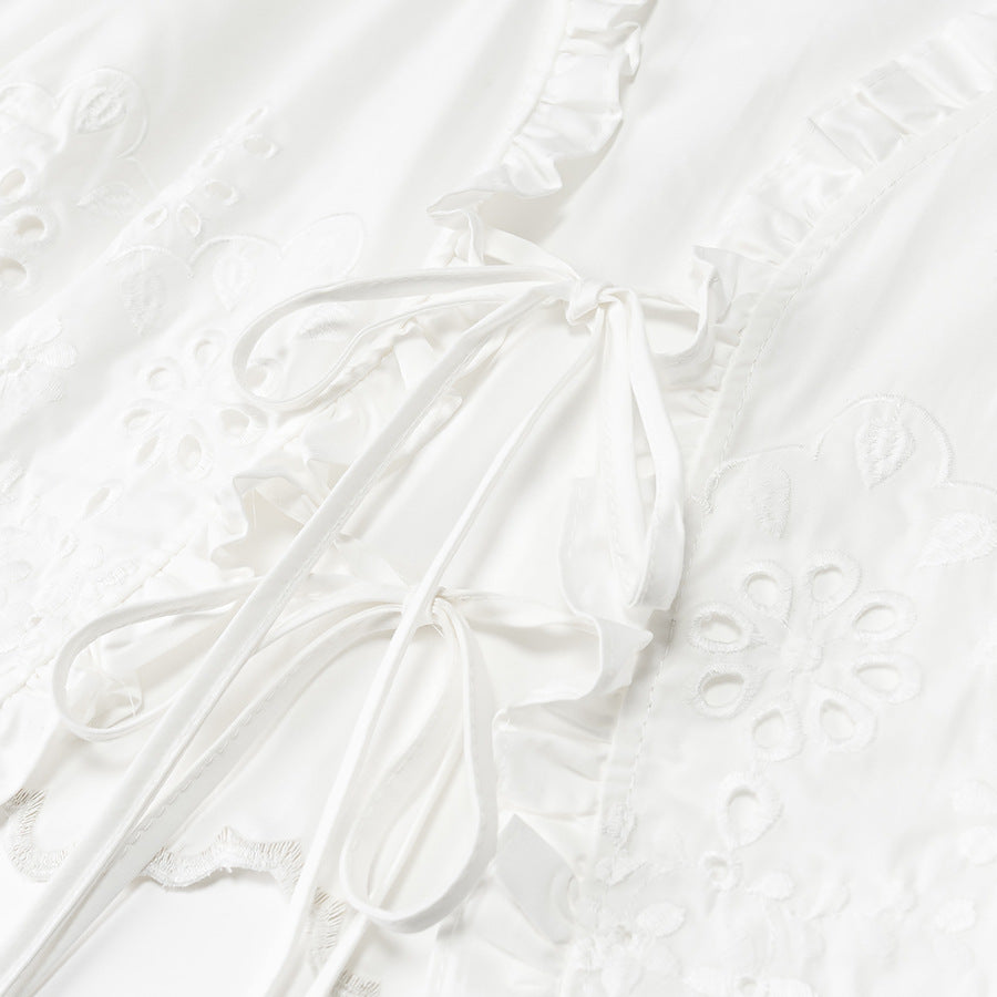 Damebluse med flæsedetaljer og floral broderi Stilla