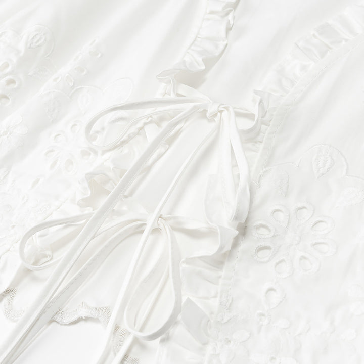 Damebluse med flæsedetaljer og floral broderi Stilla