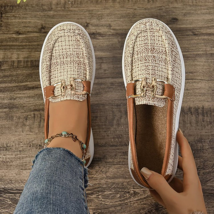 Dame Slip-On Clogs med moderne ternet mønster og elegant spænde-detalje Stilla