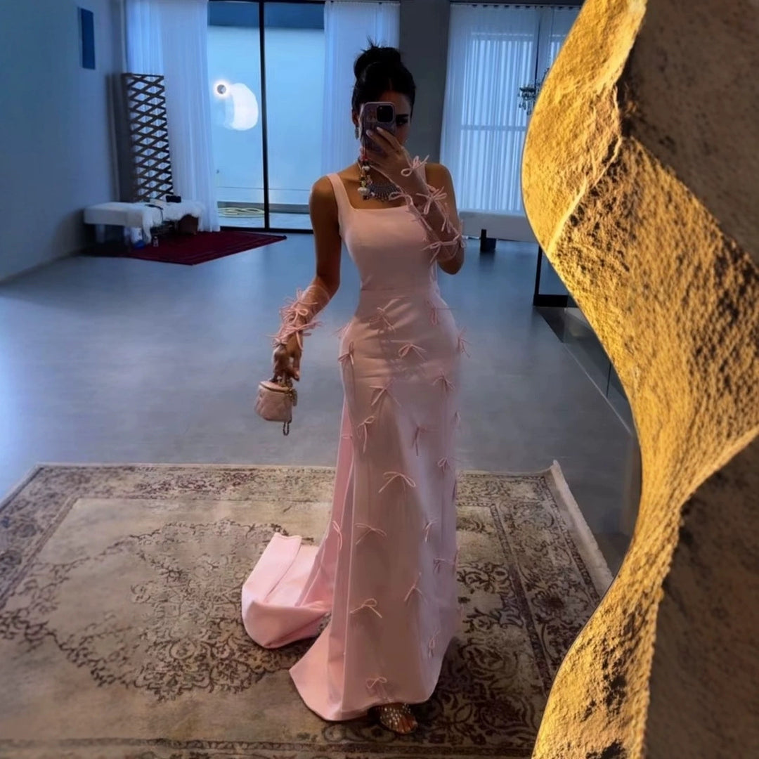 Kvinders elegante aftenkjole med legende sløjfedetaljer og off-shoulder ærmer