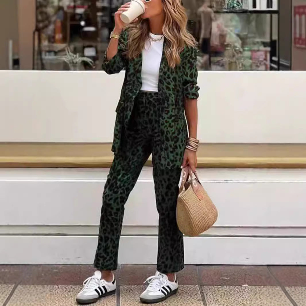 Dame Elegant og moderigtigt jakkesæt med leopardmønster Stilla