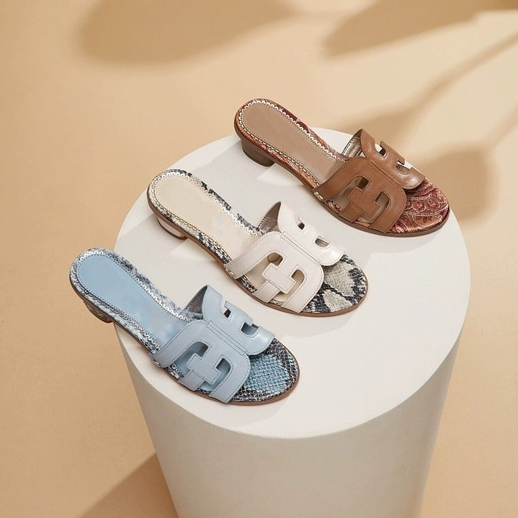 Dame mode slippers med elegant blokhæl og detaljeret designet overmateriale Stilla