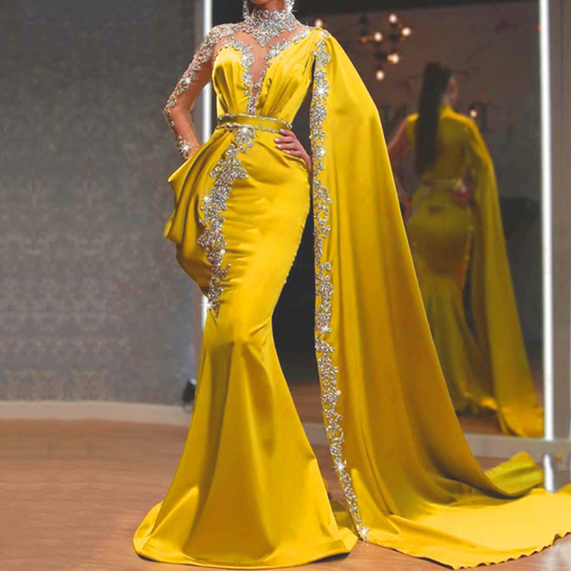 Dame Elegant aftenkjole med kunstneriske spidsaccentuer og sidelæns cape Stilla