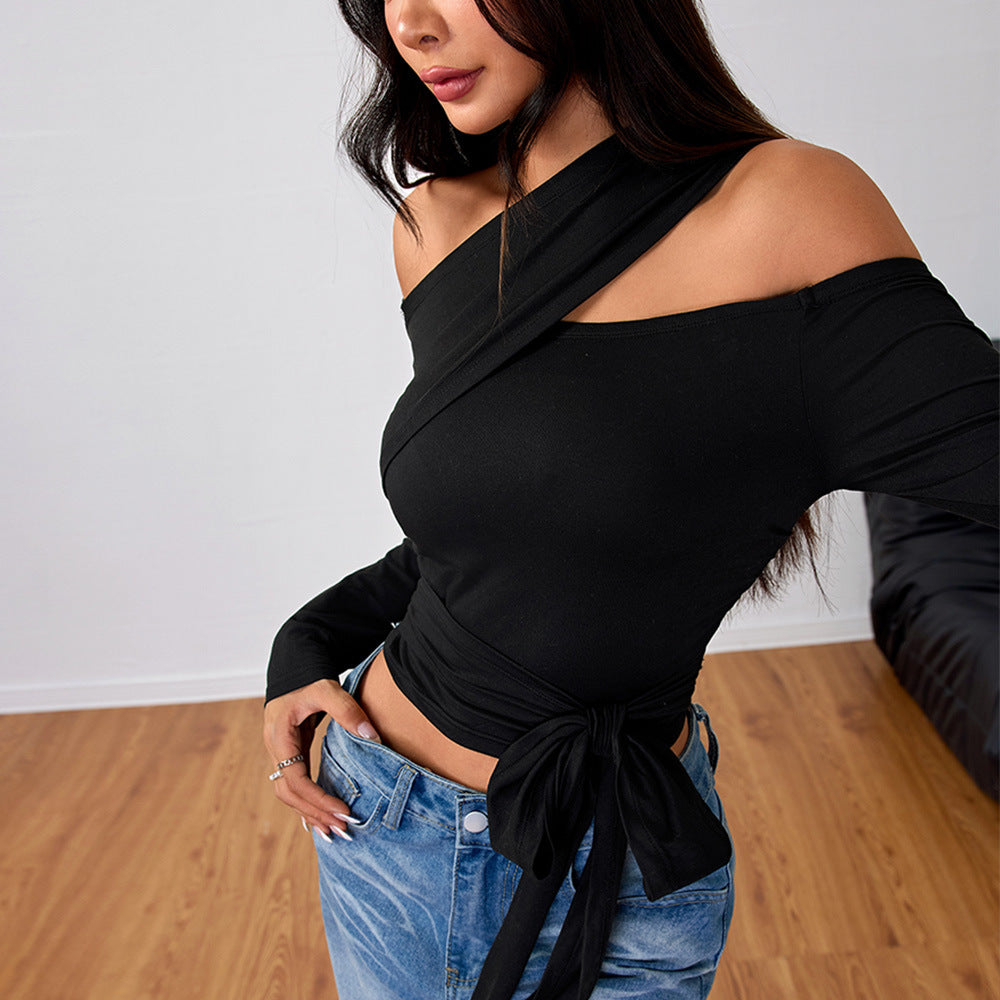 Kvinders asymmetrisk indpakket top med moderigtigt halterneck-design og elegant samling Stilla