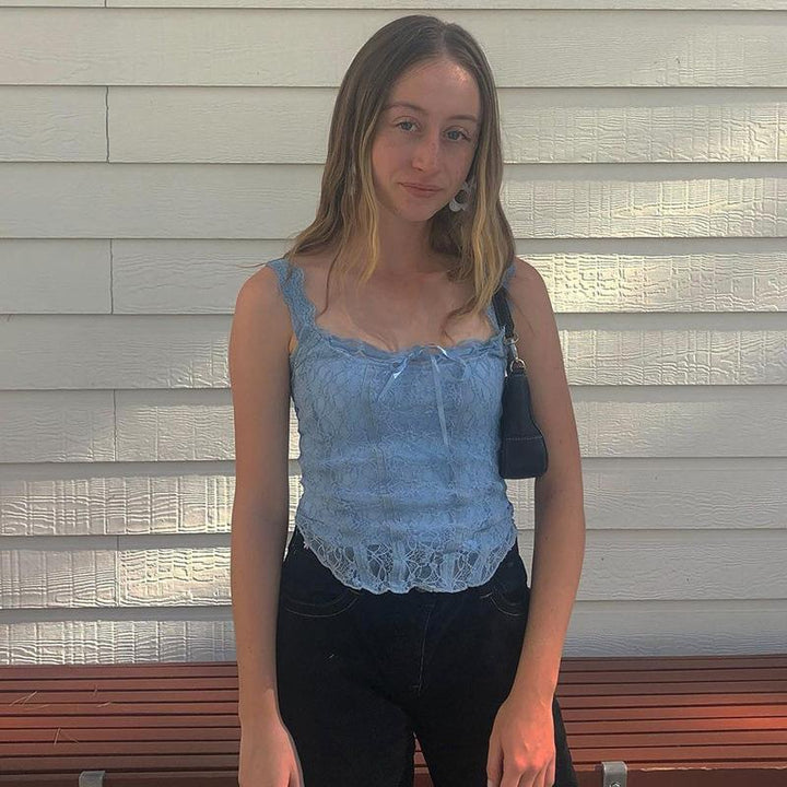 Dame spids-crop-top med dekorative bånd og fine detaljer Skovae