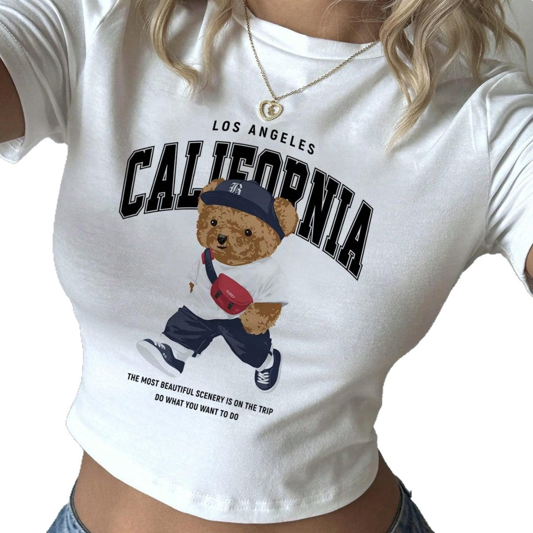 Dame Crop-T-Shirt med legende bjørnemotiv og moderigtigt skrift Skovae