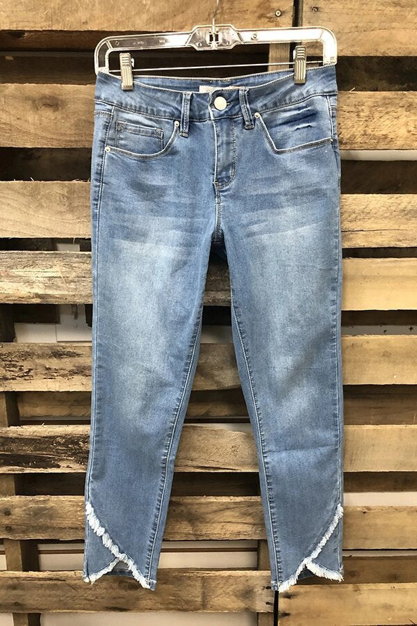 Dame mode jeans med fransede kanter og figursyet design Stilla