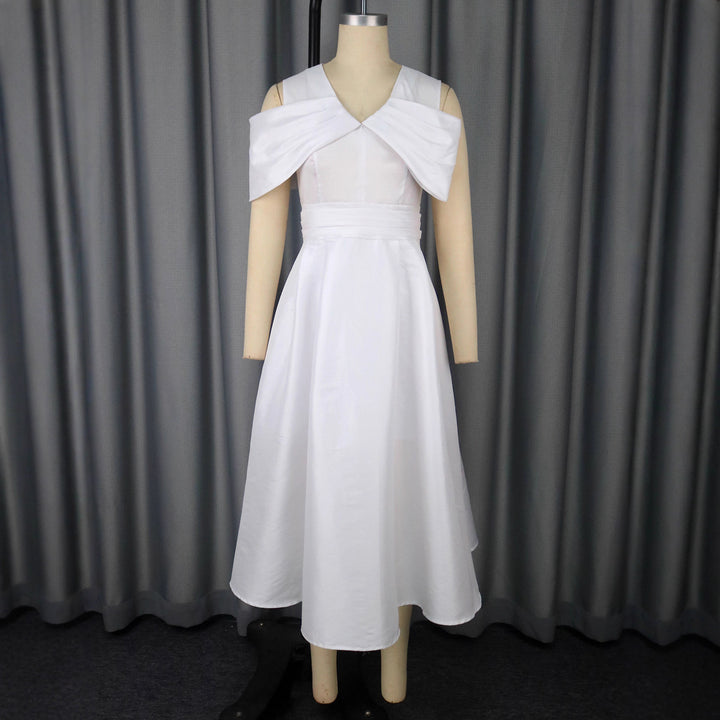 Dame Elegant kjole med vid skirt og skulderdetaljer Skovae