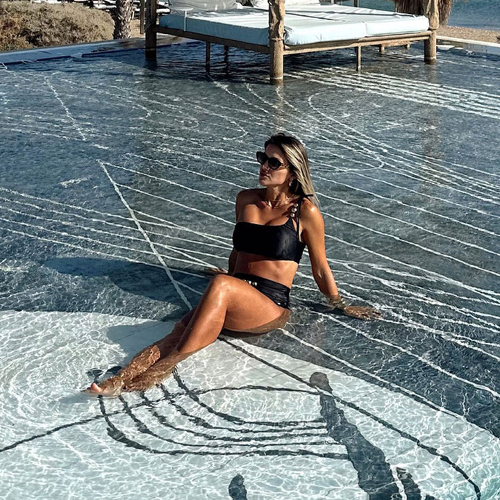 Dame bikini med innovativt one-shoulder-design og dekorerede knapdetaljer Stilla