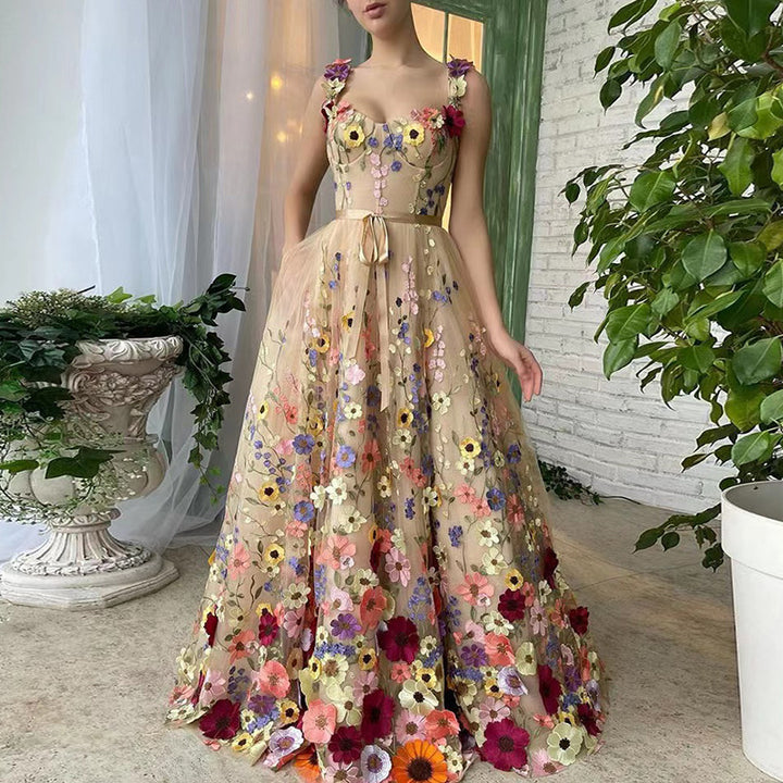 Dame Elegant aftenkjole med blomsterapplikationer og glitrende tyl Stilla