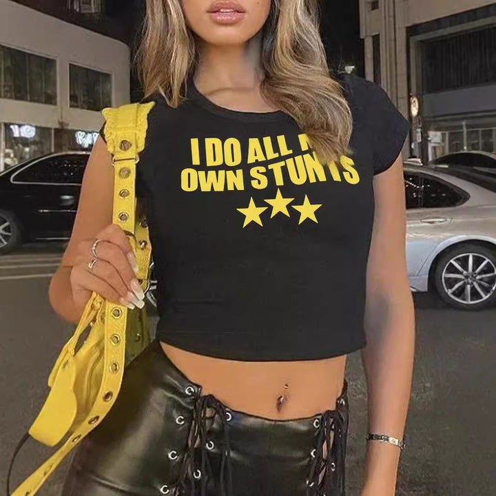 Dame Crop-Top med kreativ grafisk design og moderne skrift Skovae