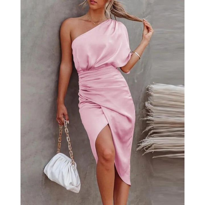 Femme asymmetrisk satin-midi-kjole Stilla