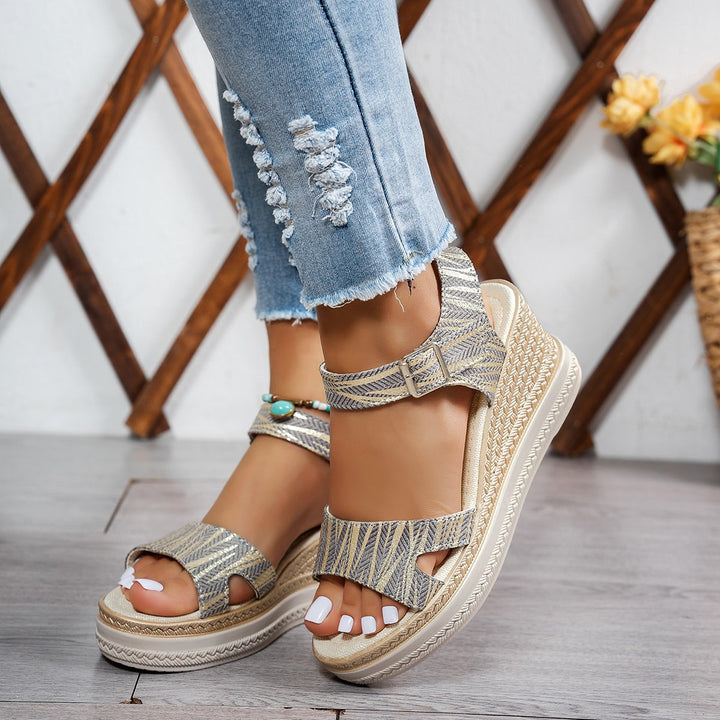 Dame wedge-sandaler med elegant remdesign og åndbart overmateriale Stilla